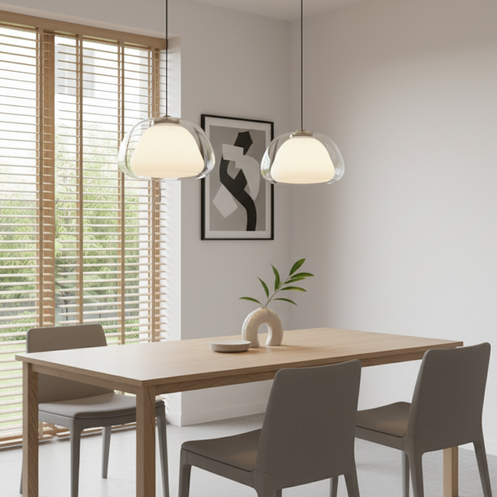 Lámpara de comedor ajustable, diseño de cúpula, aporta iluminación moderna al hogar.