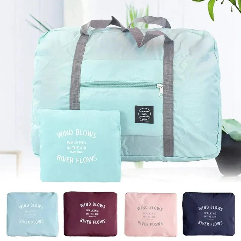 Bolsa de viaje unisex desplegada. Gran capacidad para ropa y accesorios, perfecta para equipaje de mano.