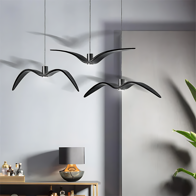 Lámpara colgante LED Skyra con diseño de alas. Iluminación moderna y elegante para tu salón.