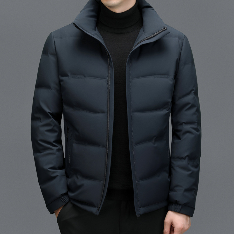 Hombre luciendo chaqueta acolchada con capucha, estilo casual y moderno, para un invierno cálido y a la moda.