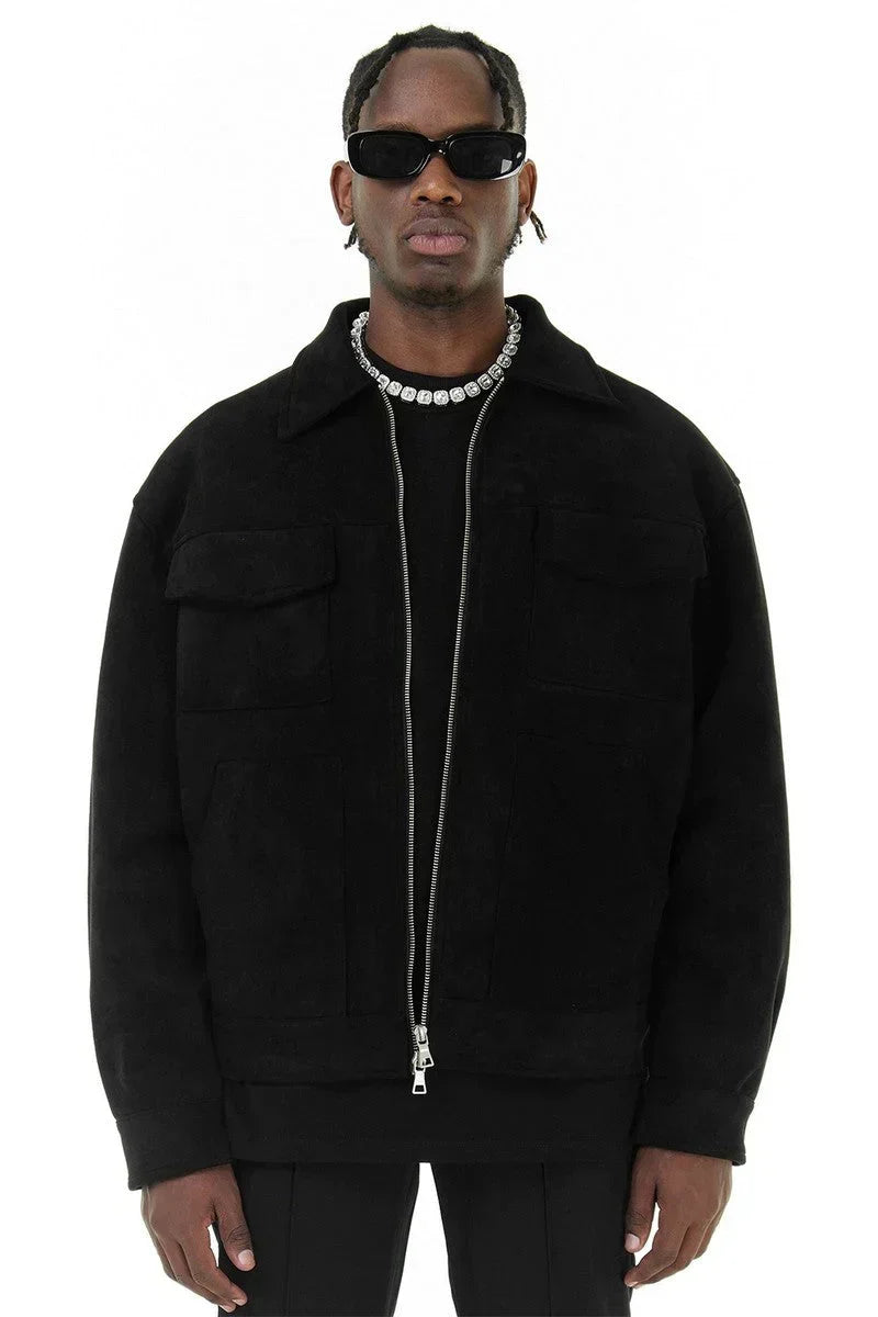 Chaqueta utility hombre colgada. Estilo moderno y funcional. Perfecta para otoño/invierno.