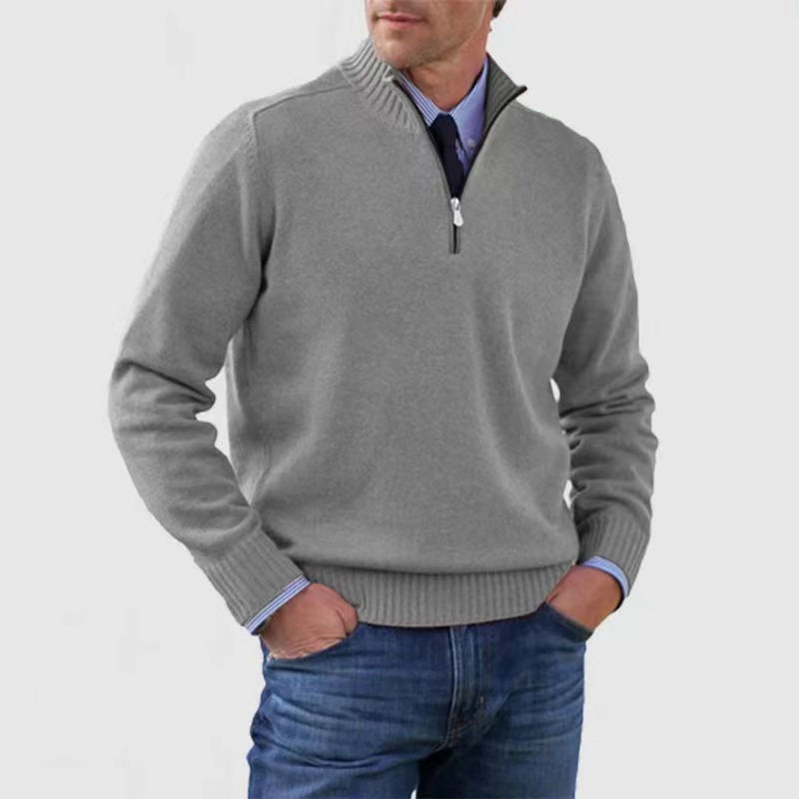 Suéter de punto grueso para hombre, diseño cómodo con cuello de media cremallera. Moda masculina versátil.