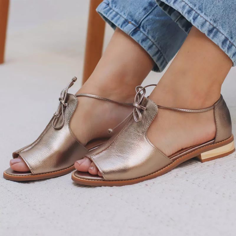 Sandalias mujer con cordones ajustables y punta abierta. Calzado cómodo, tacón bajo. Ideal para el verano y la playa.