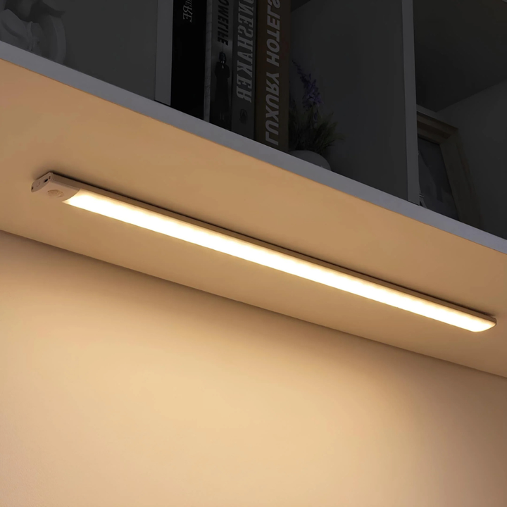 Lámpara LED recargable con sensor de movimiento, ideal para iluminación del hogar y seguridad.