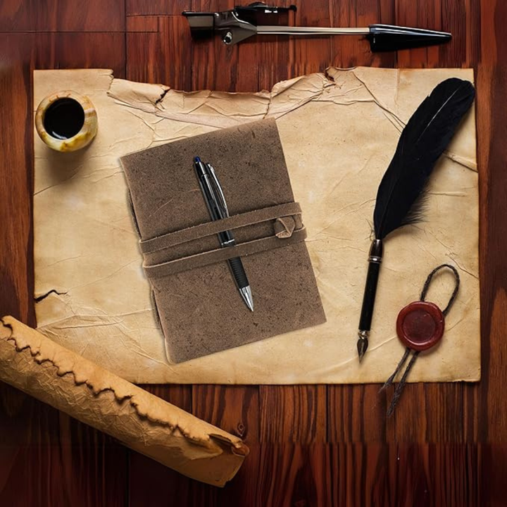 Cuaderno artesanal de cuero marrón envejecido con correa envolvente para tus notas y pensamientos.