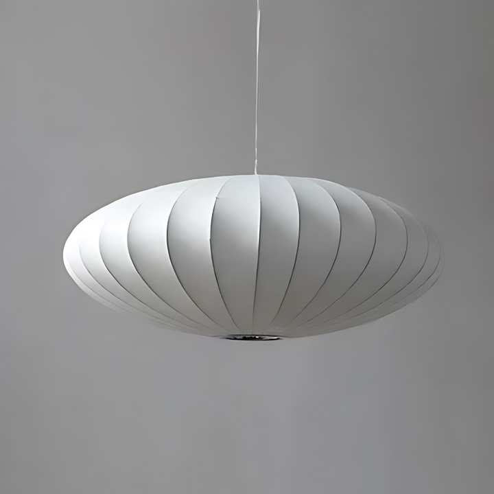 Lámpara colgante de seda sintética, luz suave para iluminación ambiente en cualquier hogar moderno.