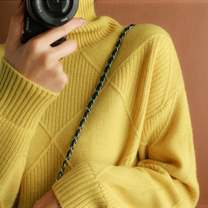 Moda invernal: suéter de punto para mujer, cuello alto, elegante y casual.