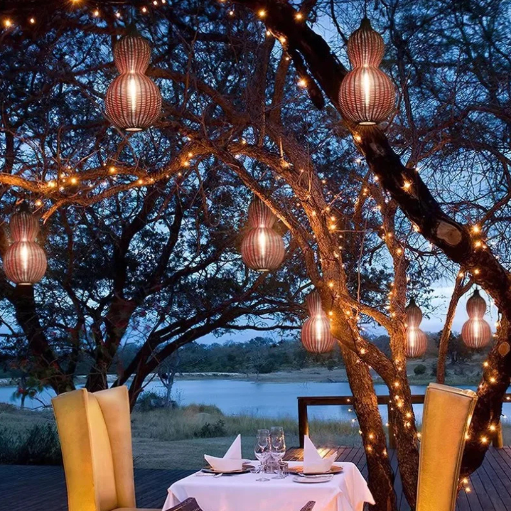 Lámpara de jardín tejida, estilo minimalista y funcional, iluminación exterior duradera.