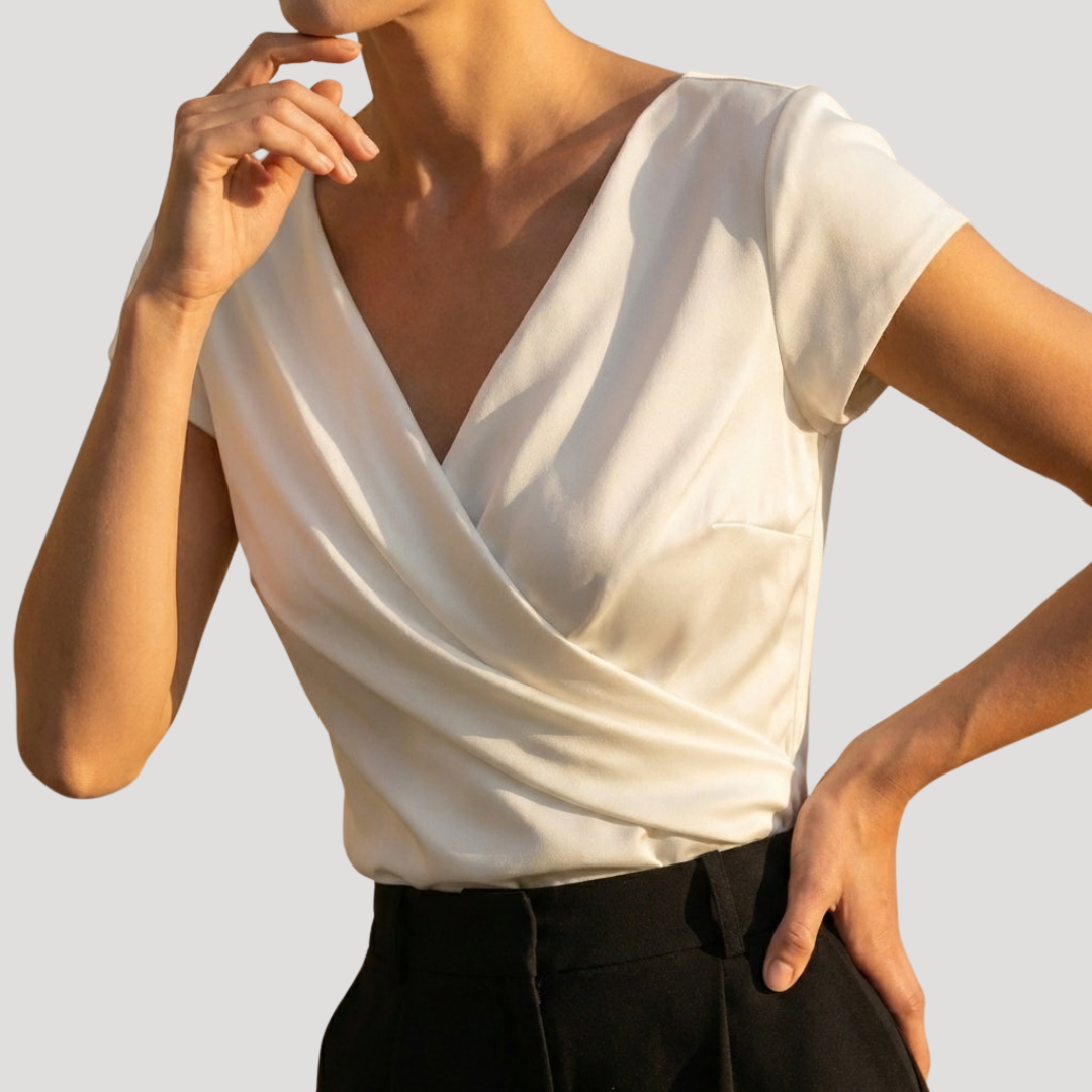 Moderna blusa cruzada de verano para mujer, cuello V y manga corta. Estilo femenino y fresco.