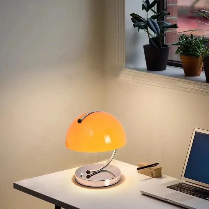 Lámpara de mesa LED de vidrio. Elemento decorativo clave para el hogar, ofrece iluminación y estilo de diseño.