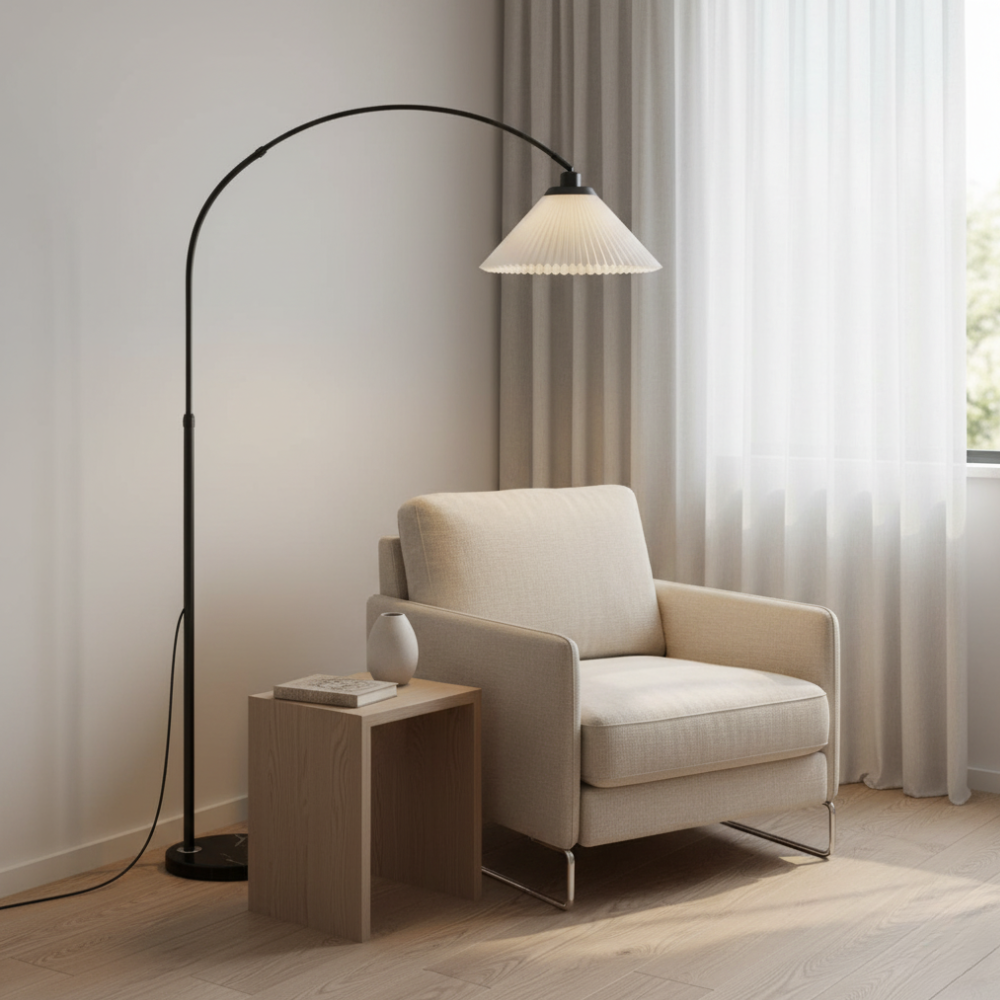 Lámpara de pie de arco ajustable para salón con luz tri-color LED, ambiente moderno.