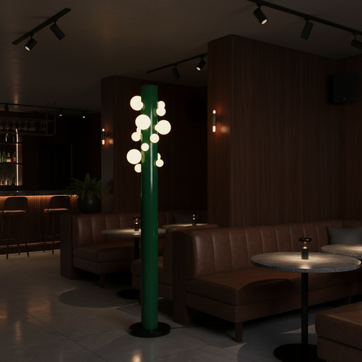 Lámpara de pie elegante con base verde y pantalla blanca, perfecta para decoración de salón u oficina.