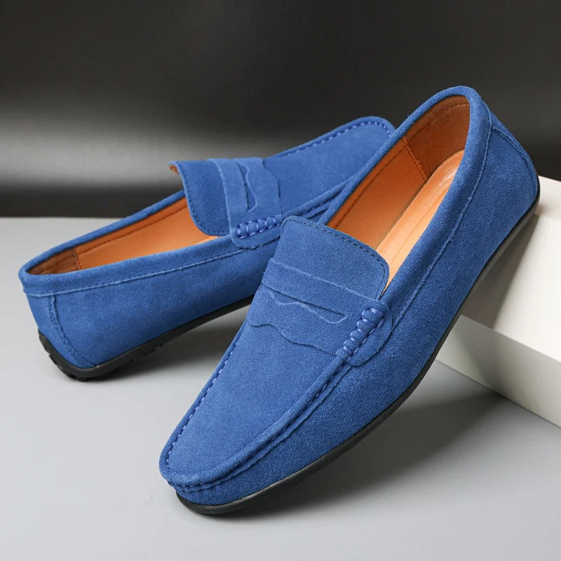 Calzado mocasín clásico de hombre, un estilo diario slip-on que ofrece gran confort y versatilidad.