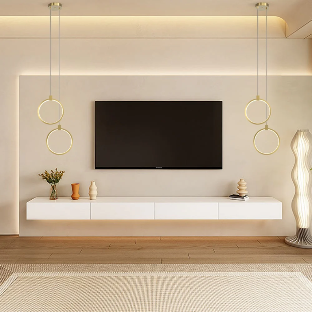 Iluminación interior: lámpara colgante redonda dorada. Moderno diseño LED que crea un ambiente acogedor.