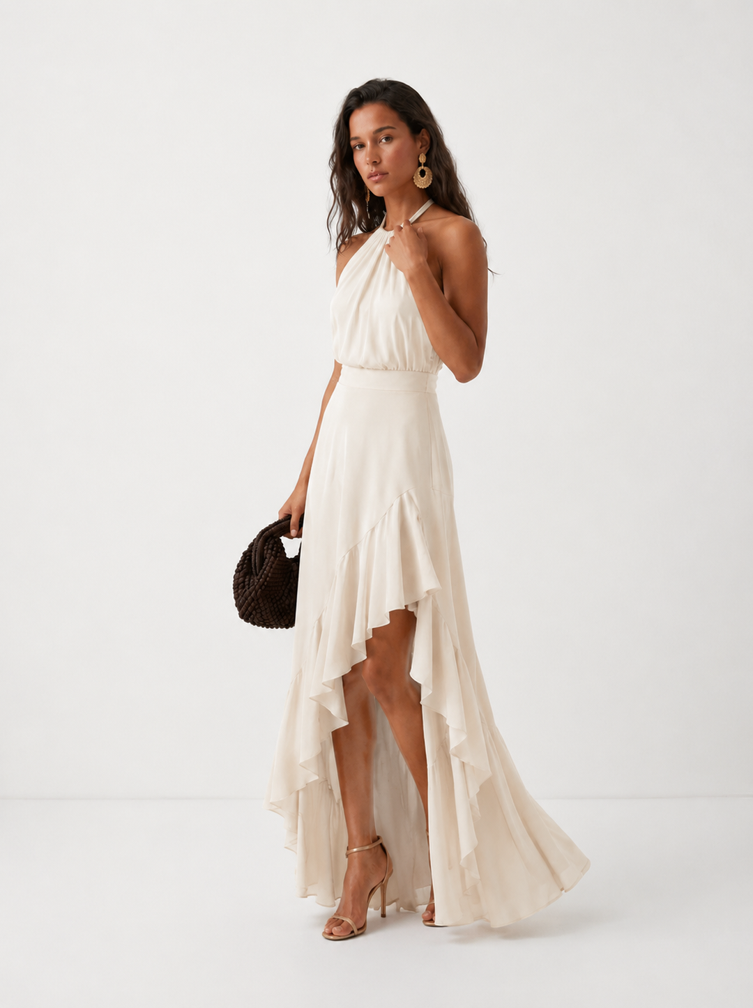 Elegante vestido de cóctel azul marino para mujer, diseño asimétrico con volantes y cuello halter.