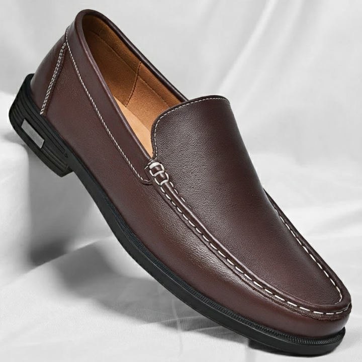 Hombre usando mocasines de piel clásicos, combinando un look casual elegante.