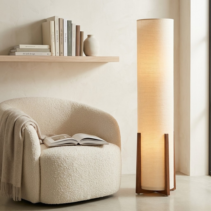 Lámpara de pie de madera y tela blanca, estilo japonés minimalista para decoración del hogar.