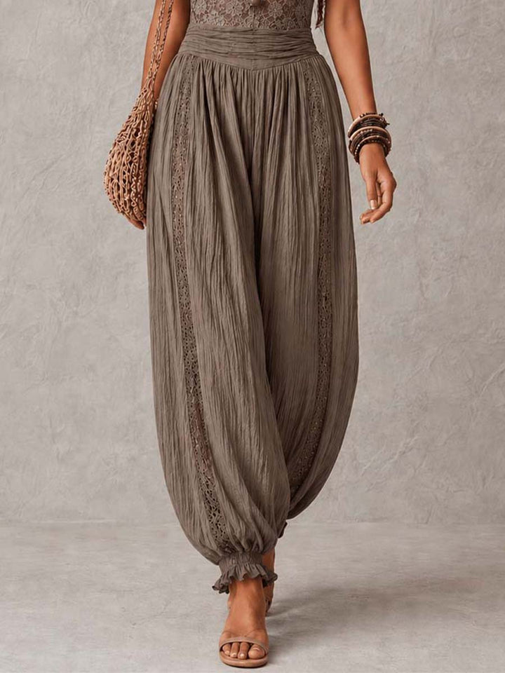 Elegante conjunto de encaje gris de mujer, dos piezas. Ideal para lucir chic en fiestas y eventos especiales.