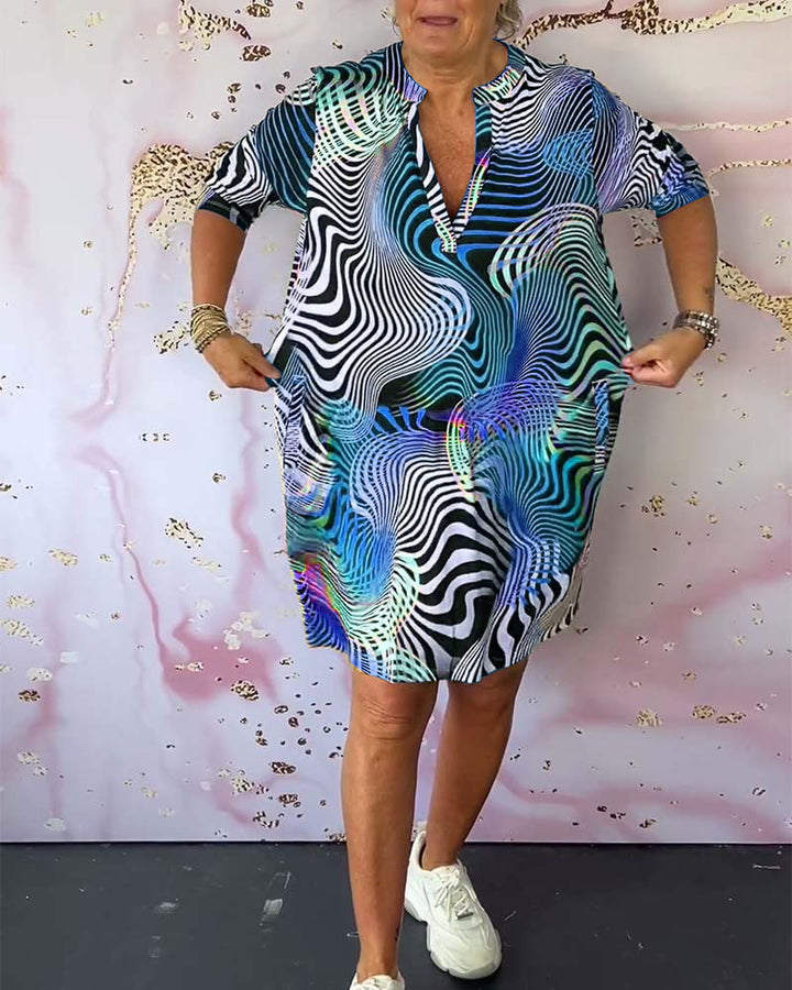 Vestido corto de mujer, diseño abstracto de ondas, cuello V pronunciado y bolsillos funcionales para un look chic.