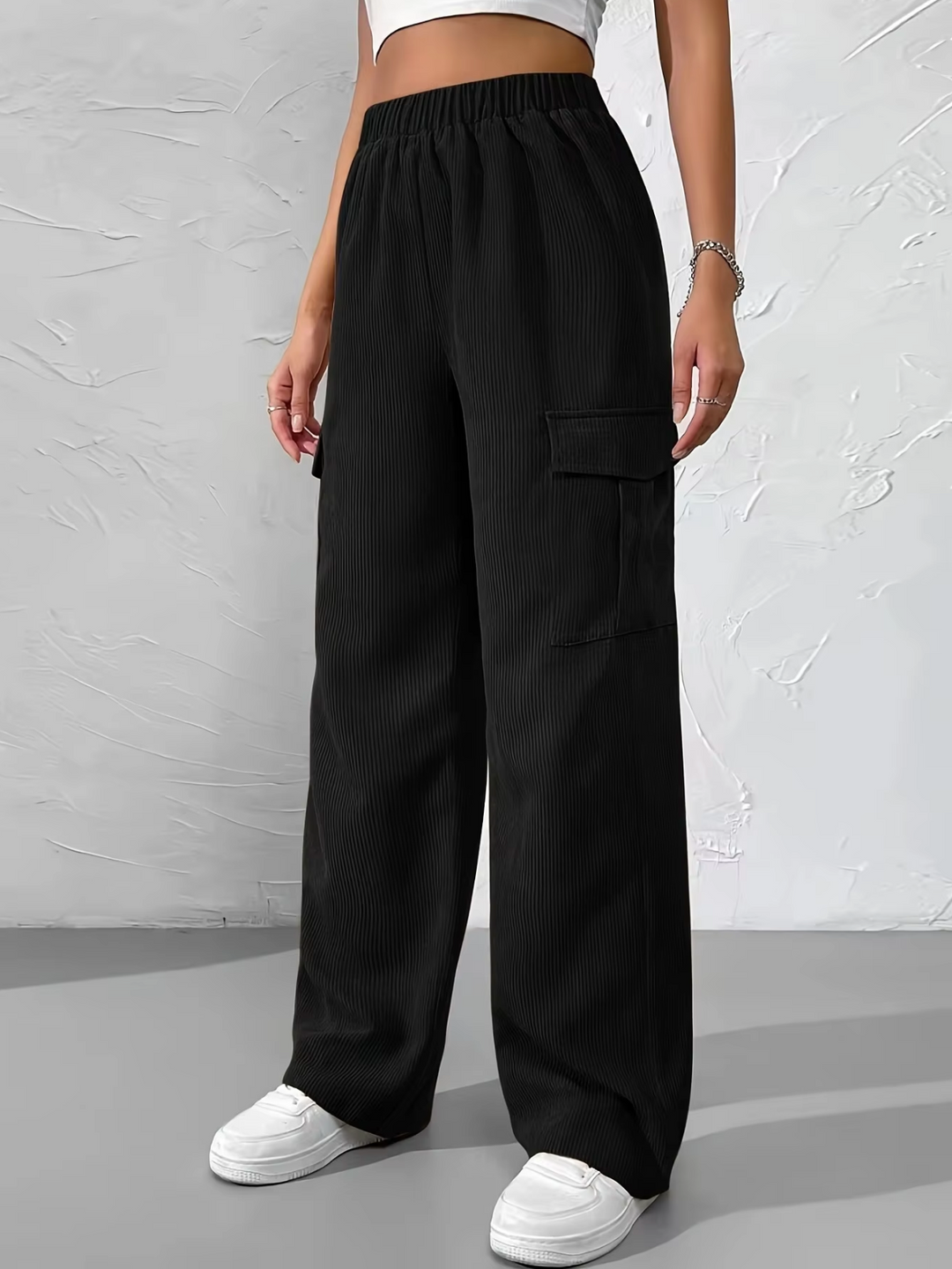 Moda femenina: pantalón cargo de mujer con pierna ancha, estilo urbano. Cómodo y versátil para el día a día.