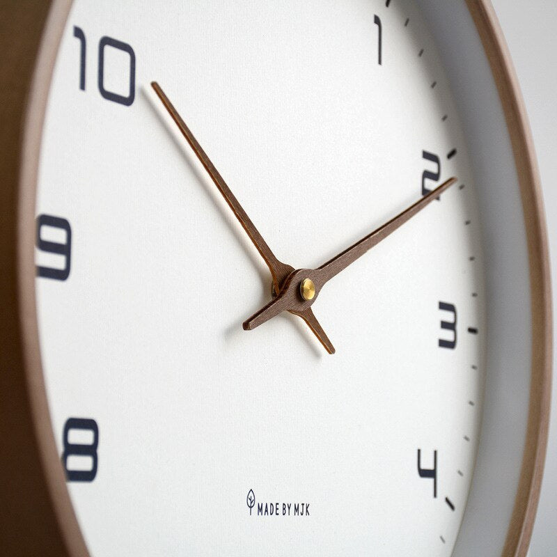Elegante reloj de pared de madera con diseño nórdico para embellecer cualquier espacio del hogar.