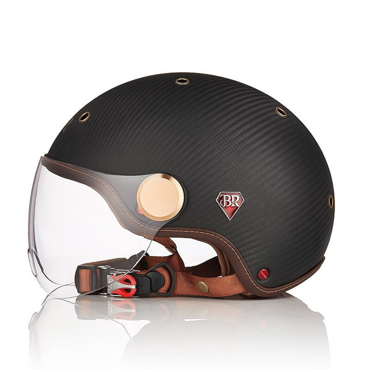 Casco de moto fibra de carbono con visera antiarañazos y cierre de seguridad. Protección certificada CE/ECE para motoristas.