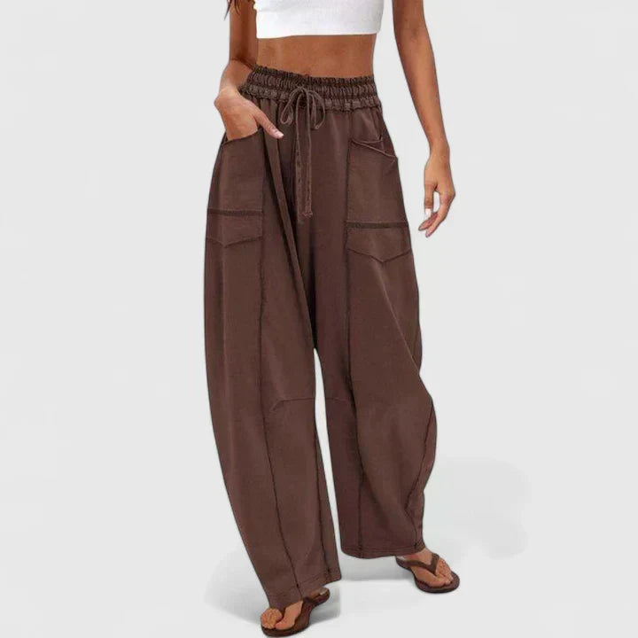 Pantalón baggy de mujer en vista frontal. Diseño ancho y holgado para comodidad y estilo urbano moderno.