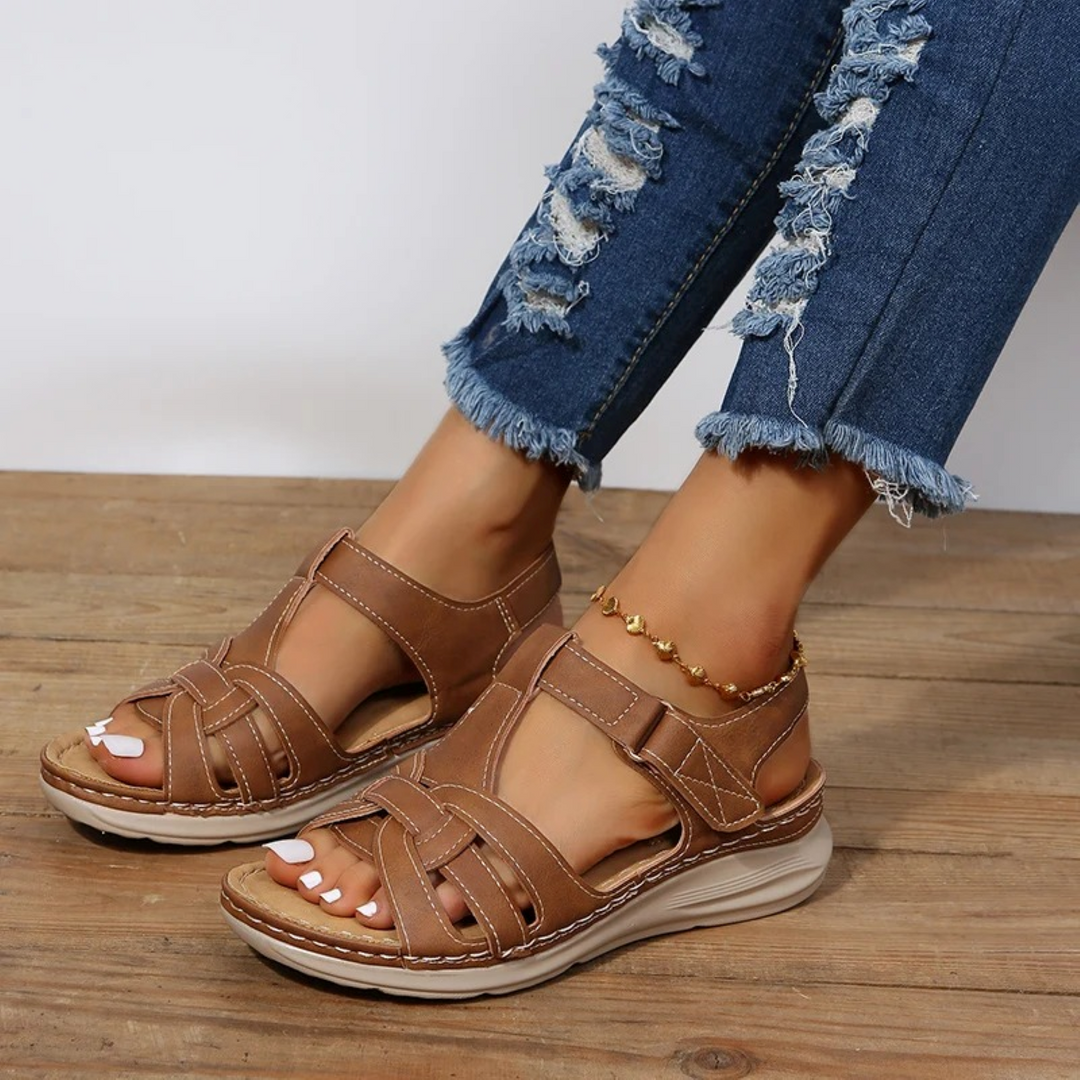 Zueco de mujer con tacón cómodo y plataforma, en tonos negro y marrón, ideal para un look casual de verano.