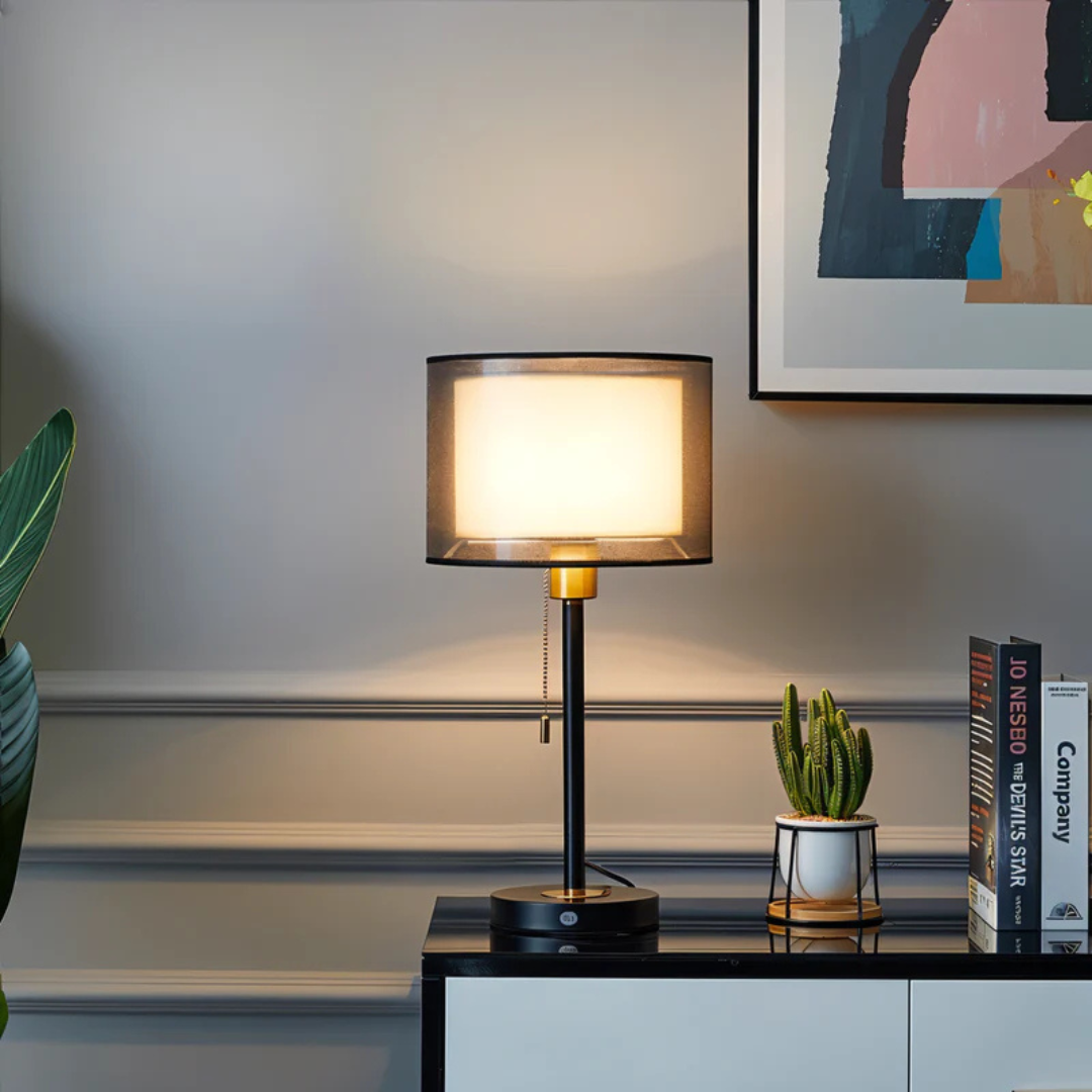 Iluminación moderna: Lámpara de mesa Serenya que crea un ambiente cálido y acogedor en tu salón o dormitorio.