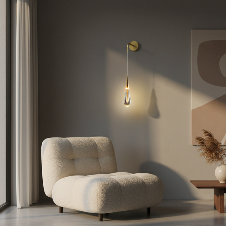 Aplique de pared elegante con luz LED y cristal. Perfecto para crear ambiente moderno en el hogar.