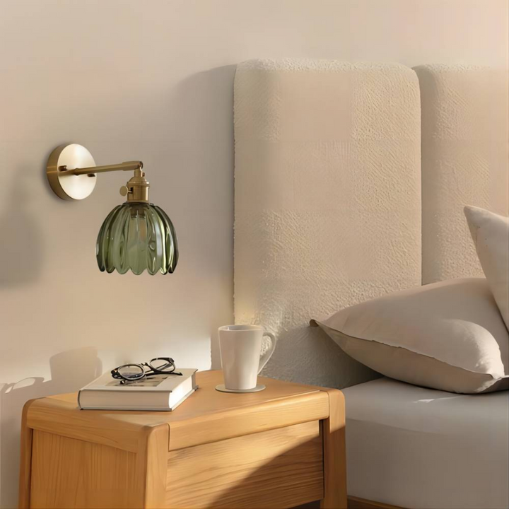 Lámpara de pared vintage con pantalla de vidrio tulipán, estilo retro para interior y decoración.