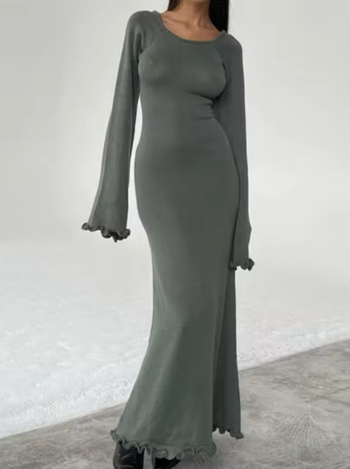 Moda femenina: Vestido de punto con volantes en las mangas. Estilo elegante para cualquier outfit de invierno.