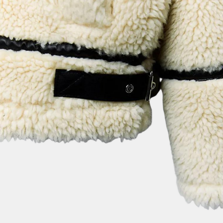 Moderna chaqueta de invierno SENNA para mujer. Abrigo elegante con capucha, ideal para la protección y el estilo.