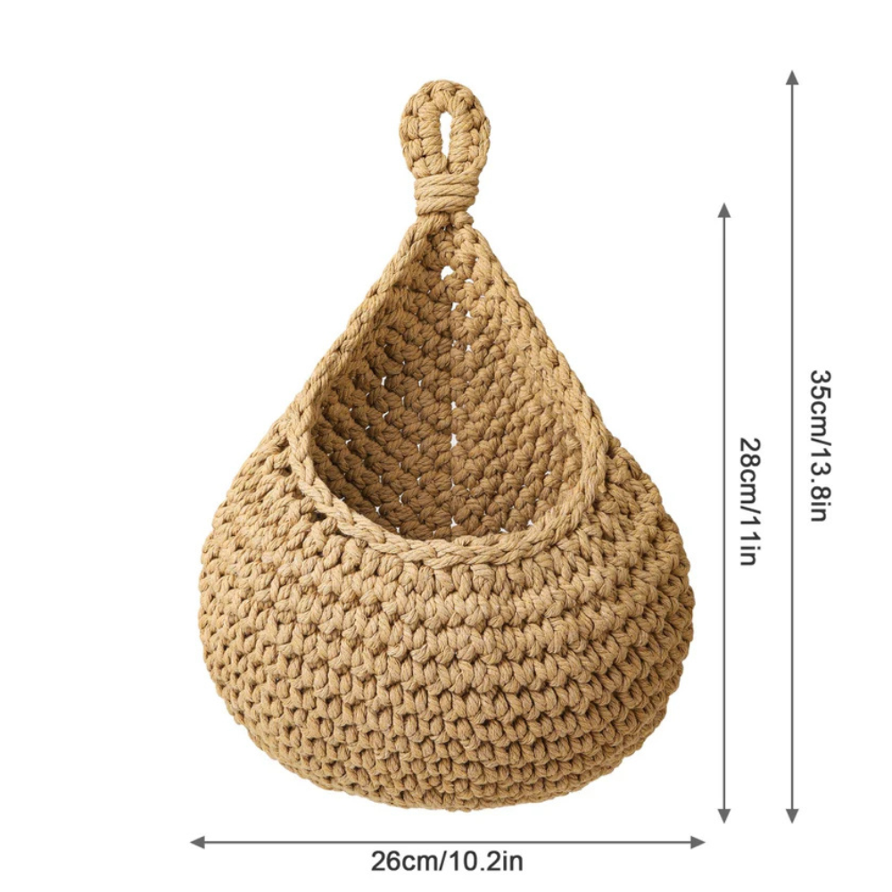 Cesta vacía de yute colgante lista para almacenar utensilios o elementos decorativos de forma natural.
