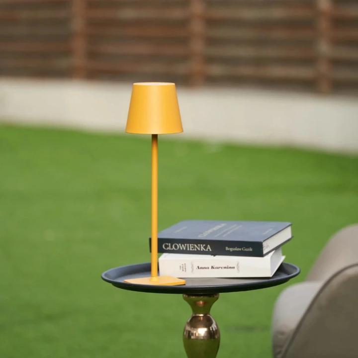 Lámpara de mesa moderna LED. Inalámbrica, táctil, regulable. Diseño escandinavo para interior y exterior.