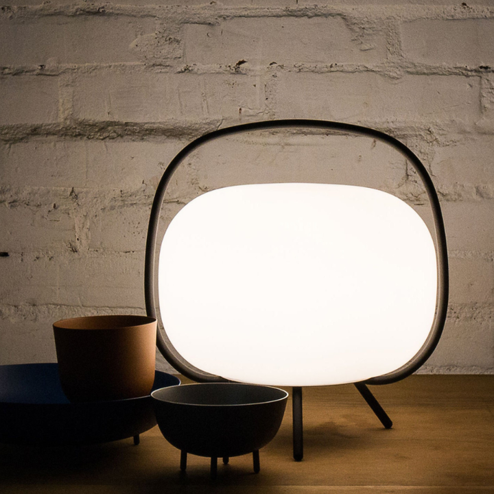 Lámpara de mesa con luz cálida, crea ambiente relajante y acogedor, diseño contemporáneo.