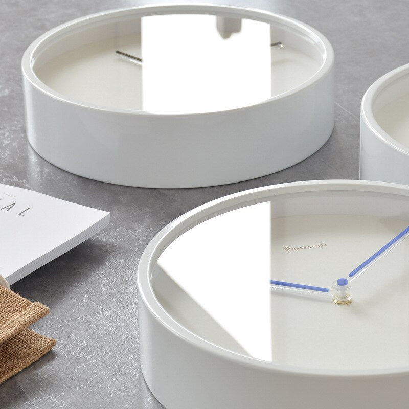Elegante reloj de pared escandinavo, ideal para un diseño de casa contemporáneo y minimalista.