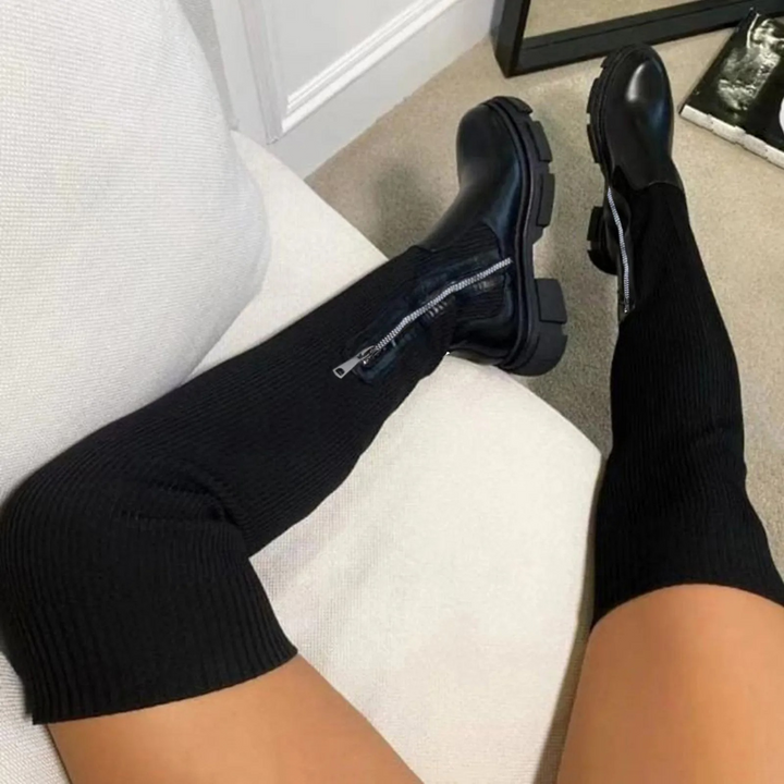 Botas altas elásticas sobre la rodilla para mujer. Calzado de moda que estiliza la figura, ideal para eventos.