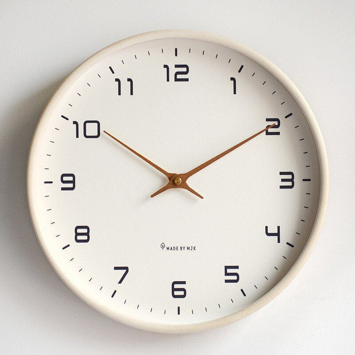 Reloj de pared de madera natural, estilo escandinavo, complemento decorativo para interiores modernos.