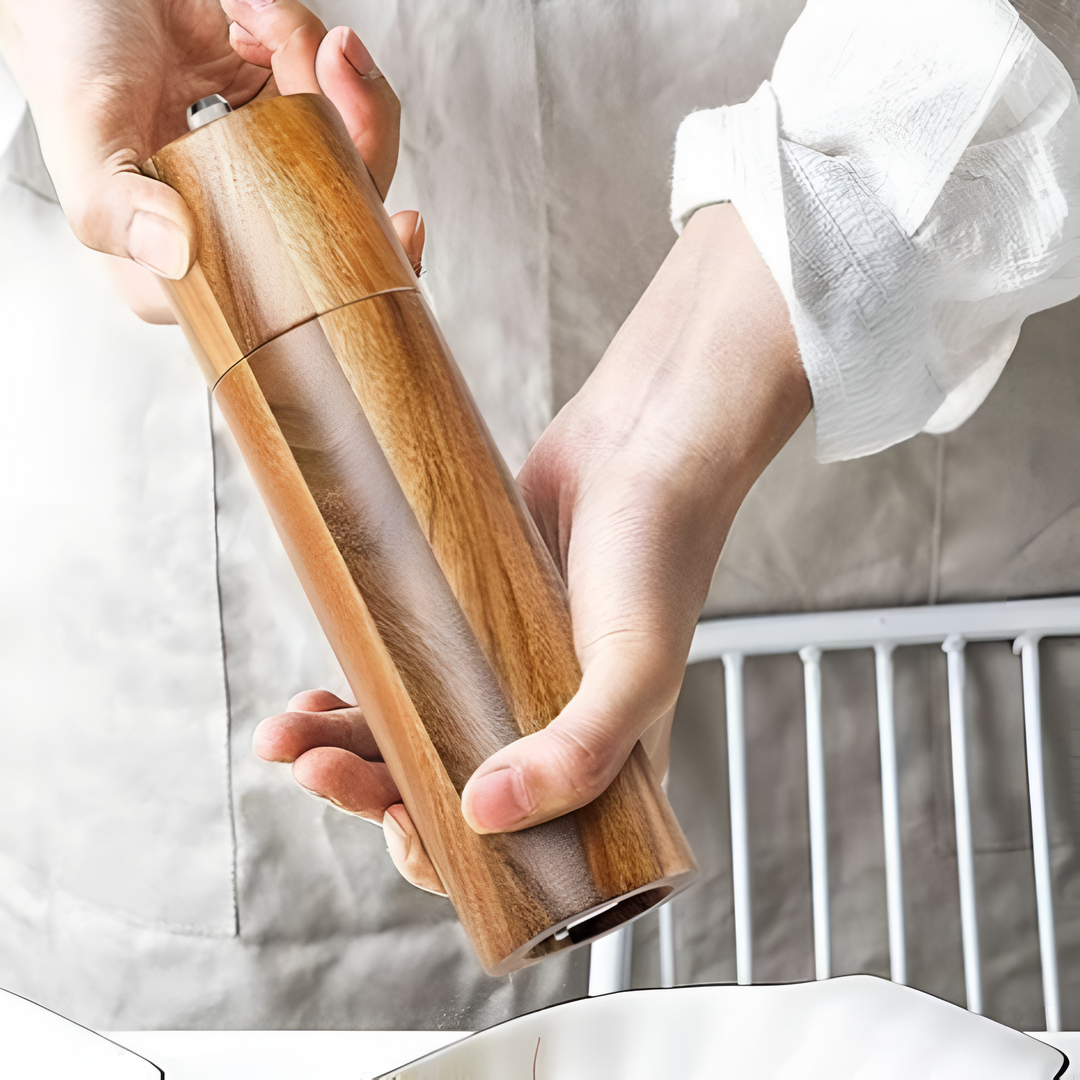 Detalle de molinillo de especias de madera de acacia. Diseño minimalista, perfecto para sazonadores y cocina.