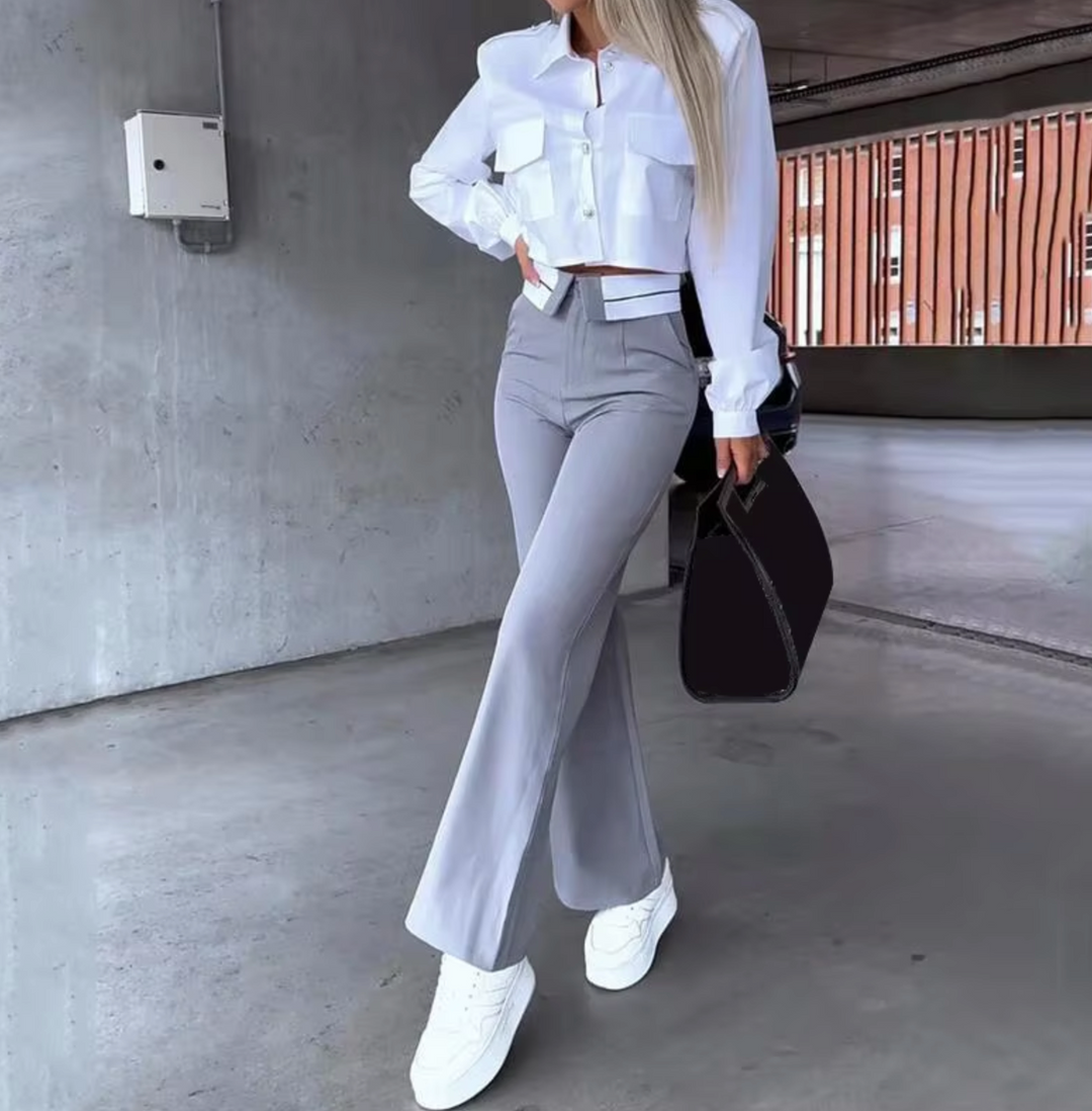 Conjunto elegante de blazer corto y pantalón para mujer. Moda femenina moderna, ideal para atuendo formal o ropa de oficina chic.