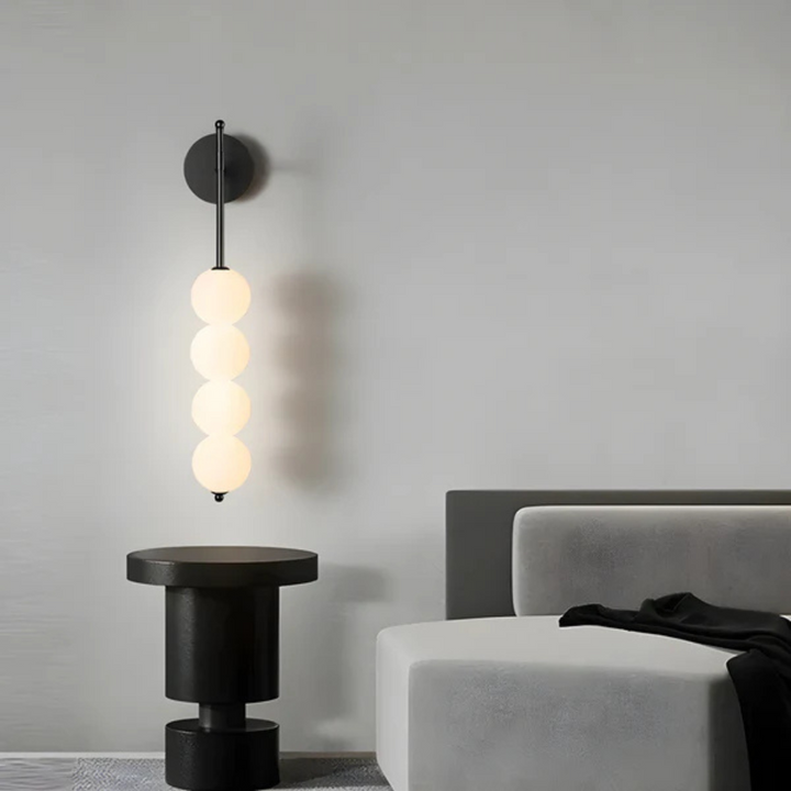 Aplique de pared LED de oro, ideal para dormitorio o pasillo. Iluminación cálida, diseño moderno que complementa la decoración del hogar.
