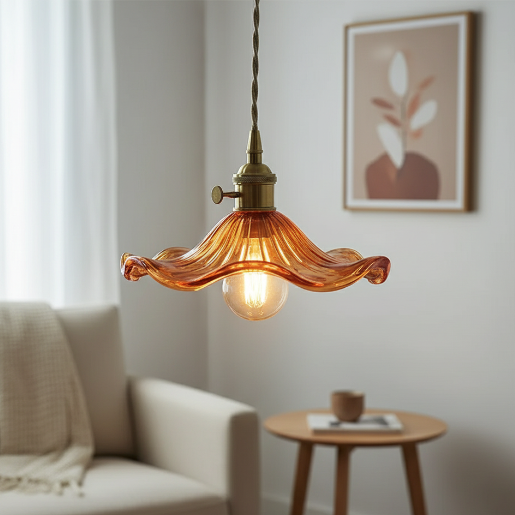 Pétalo de vidrio estriado y latón. Lámpara colgante para iluminación elegante del hogar.