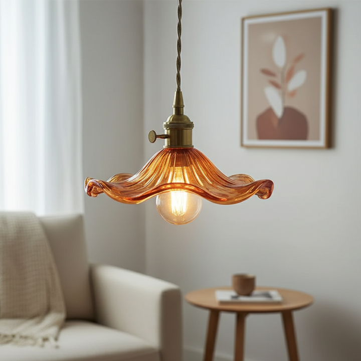 Pétalo de vidrio estriado y latón. Lámpara colgante para iluminación elegante del hogar.