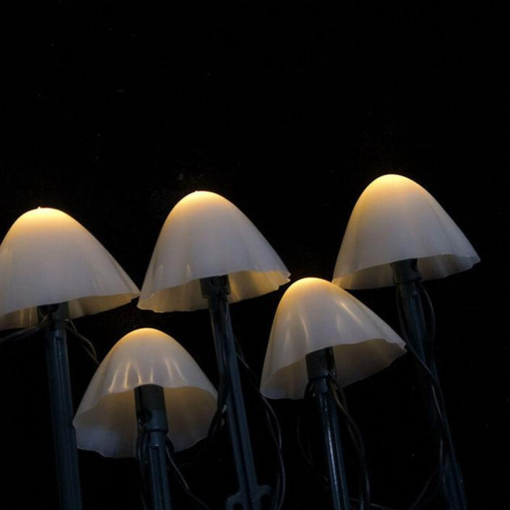Luces de hongo solares LED para crear un ambiente festivo en el jardín.