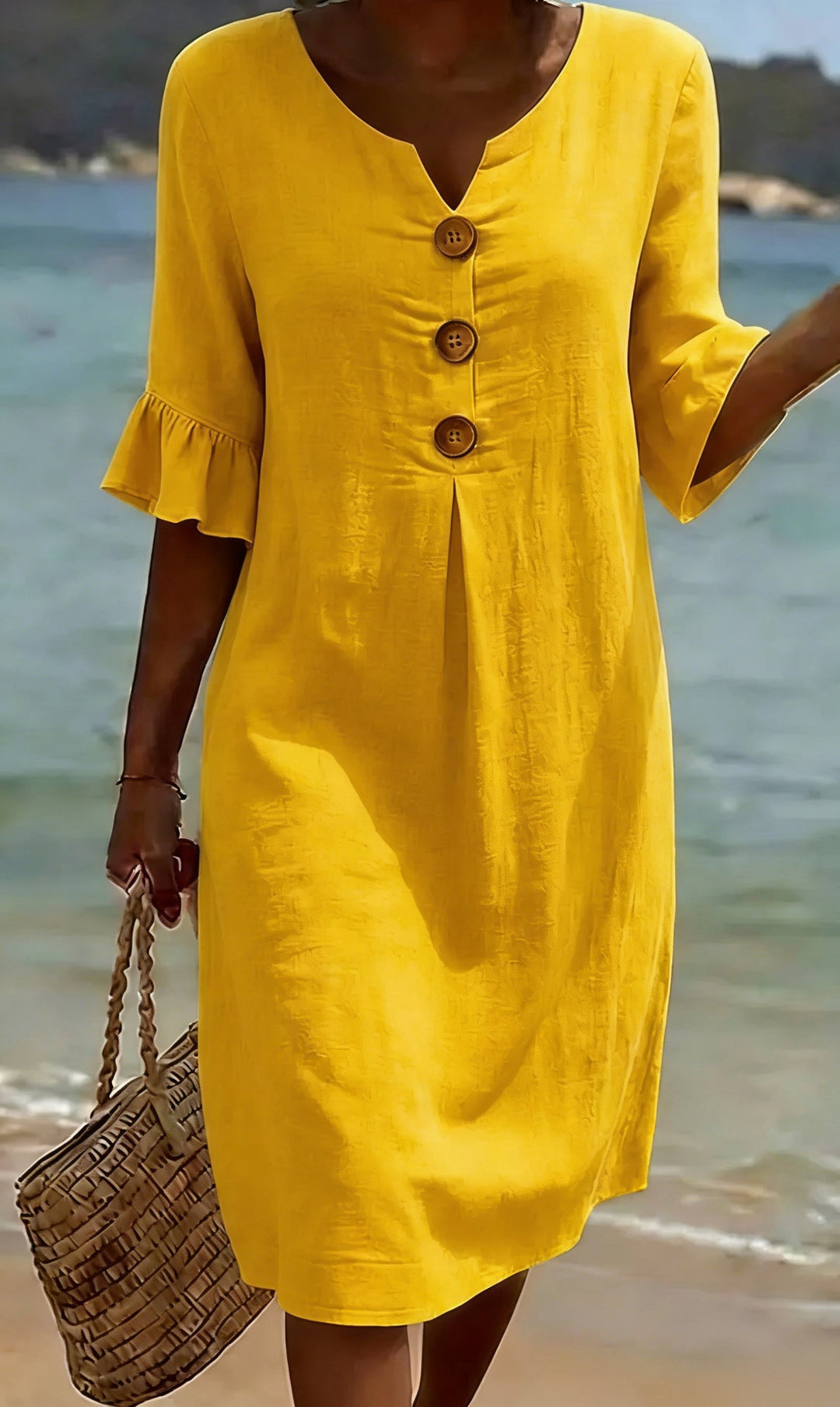Modelo vistiendo vestido holgado de algodón y lino, mangas abullonadas. Perfecto para un día de playa o verano.