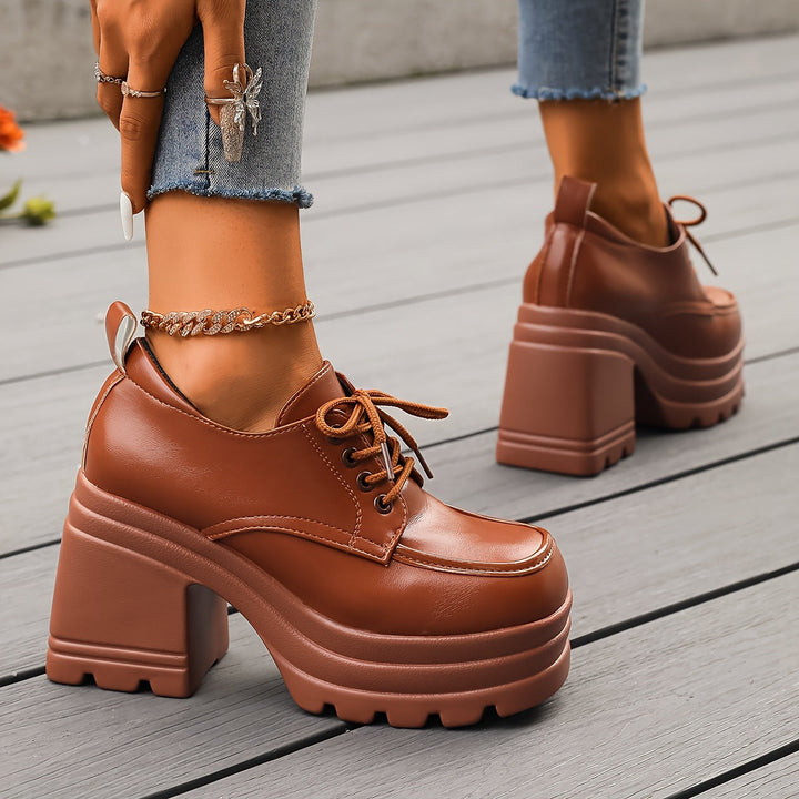 Modernos zapatos plataforma chunky para mujer. Tacón ancho y cómodo. Calzado retro en tendencia para fiesta.