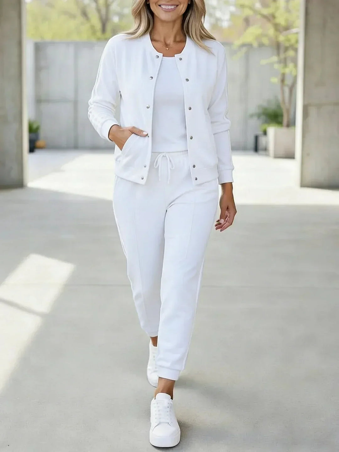 Chaqueta, top y pantalón a rayas. Conjunto mujer sport chic 3 piezas, outfit cómodo para estilo casual y moda femenina.