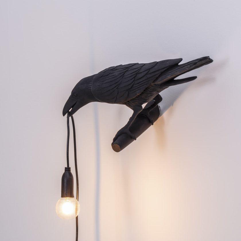 Lámpara de pared de resina en forma de ave, diseño único y luz de ambiente.