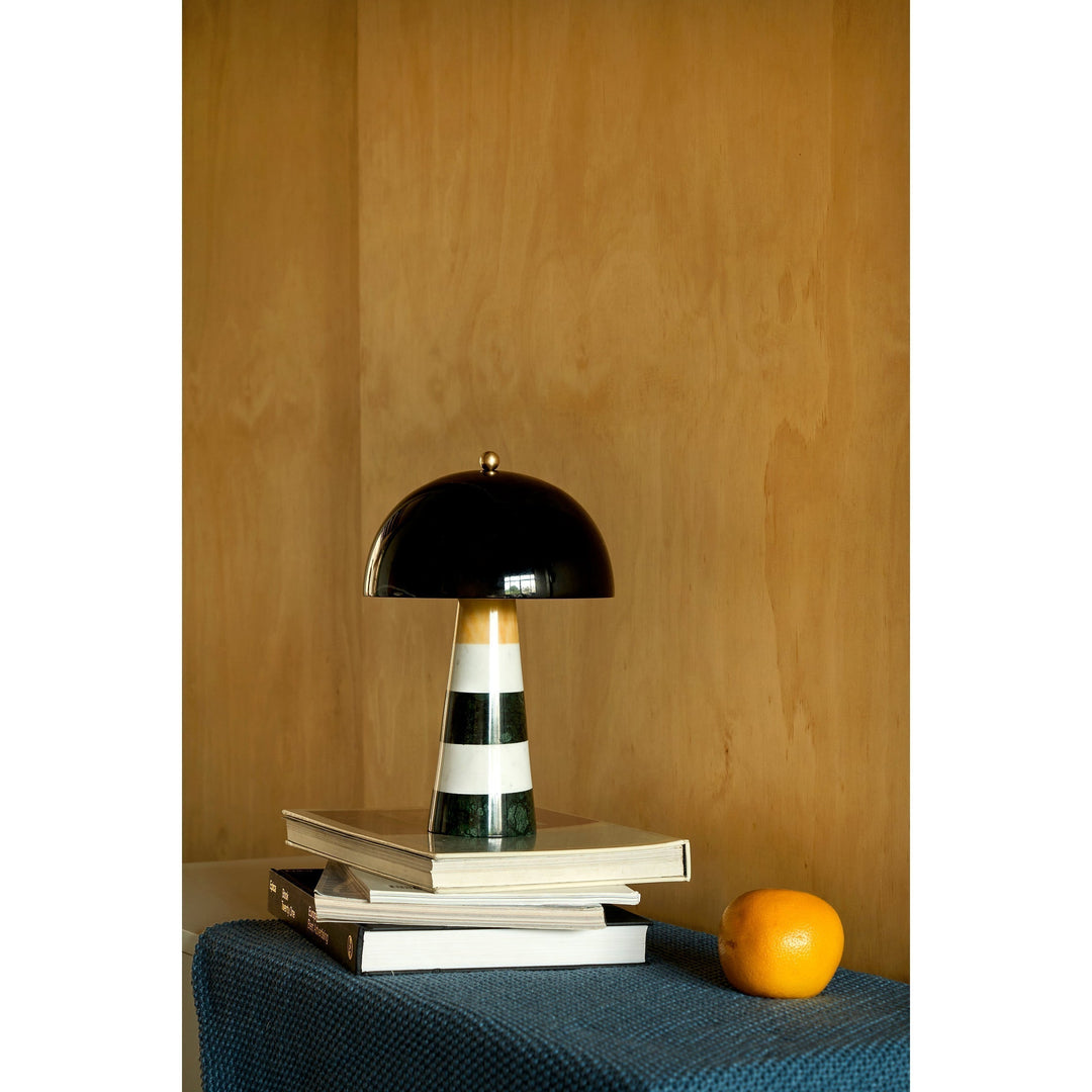 Pieza única de mármol: lámpara de mesa con diseño orgánico, ideal para decoración del hogar.